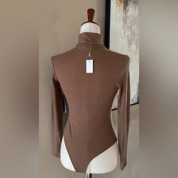 Elegant Brown Ribbed Bodysuit - Picture 8 of 9